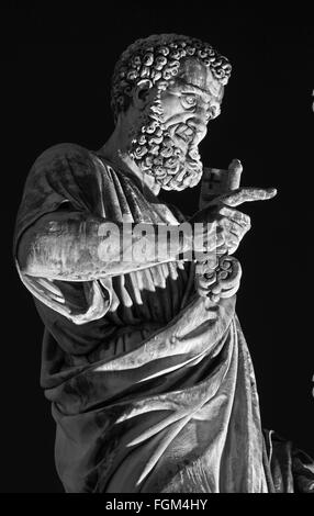 Rome - Saint-Pierre statue en face de la Basilique di San Pietro Banque D'Images