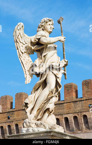 ROME, ITALIE - 27 mars 2015 : Statue de l'ange avec l'éponge par le sculpteur Antonio Giorgetti de Angel's Bridge dans la lumière du matin Banque D'Images