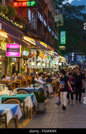 Restaurants sur West Street, Yangshuo, Guangxi, Chine Banque D'Images