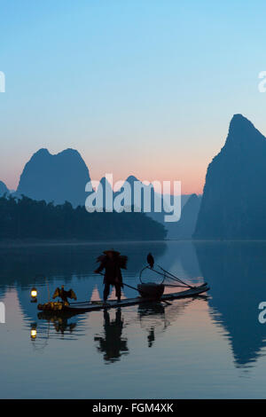 Pêcheur sur la rivière Li Cormorant à l'aube, Xingping, Yangshuo, Guangxi, Chine Banque D'Images