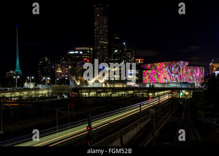 Melbourne, Australie, 20 février 2016 : projections lumineuses sur la place de la Fédération artiste autochtone Reko Rennie lors il 4e Nuit Blanche festival à Melbourne, Australie. Banque D'Images