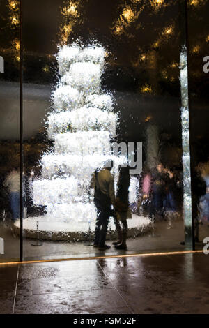 Melbourne, Australie, 20 février 2016 : regarder à travers le mur d'eau à l'intérieur les visiteurs de la Galerie nationale de Victoria la nuit durant la 4e Nuit Blanche festival à Melbourne, Australie. Banque D'Images