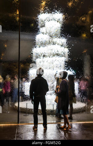 Melbourne, Australie, 20 février 2016 : regarder à travers le mur d'eau à l'intérieur les visiteurs de la Galerie nationale de Victoria la nuit durant la 4e Nuit Blanche festival à Melbourne, Australie. Banque D'Images