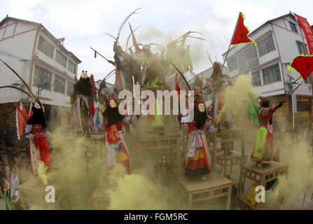 Beijing, la province du Guizhou en Chine. Feb 15, 2016. Les gens effectuer Gaotai Dixi, un opéra folklorique local mis en scène sur l'espace ouvert de terre plate, au Village de Weiqi, au sud-ouest du comté de Puding de la province du Guizhou, en Chine, le 15 février 2016. Les artistes interprètes ou exécutants portant des masques de l'opéra sur scène 48 tables prévues dans cinq couches en forme de pyramide, et parfois aller jusqu'à chanter et danser. La Dixi Gaotai reflète principalement l'opéra et raconte des histoires de guerre dans les temps anciens. © Lu Wei/Xinhua/Alamy Live News Banque D'Images