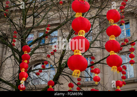 Lanternes rouges ornent les arbres dans le centre-ville de Manchester pour célébrer le Nouvel An chinois Banque D'Images