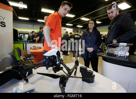 Vancouver, Canada. Feb 20, 2016. Résidents comptent au dernier modèle de drone drone lors d'un salon organisé par le British Columbia Institute of Technology (BCIT) à Vancouver, Canada, le 20 février, 2016. Credit : Liang sen/Xinhua/Alamy Live News Banque D'Images