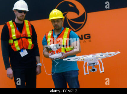 Vancouver, Canada. Feb 20, 2016. Un résident fait l'essai d'un nouveau modèle de drone drone lors d'un salon organisé par le British Columbia Institute of Technology (BCIT) à Vancouver, Canada, le 20 février, 2016. Credit : Liang sen/Xinhua/Alamy Live News Banque D'Images