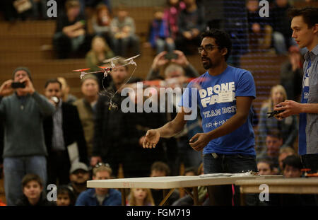 Vancouver, Canada. Feb 20, 2016. Les étudiants de l'université participer à un contrôle de compétences lors d'une concurrence équitable drone hébergé par le British Columbia Institute of Technology (BCIT) à Vancouver, Canada, le 20 février, 2016. Credit : Liang sen/Xinhua/Alamy Live News Banque D'Images