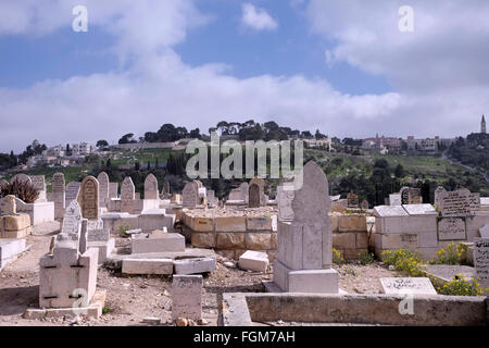 Vue sur le Mont des oliviers depuis le cimetière al-Yusufiye un grand cimetière musulman adjacent aux murs de l'est de la vieille ville près de la porte du lion ou de St Stephen's Gate dans Jérusalem-est d'Israël Banque D'Images