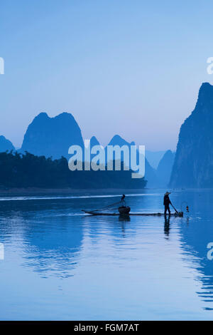 Pêcheur sur la rivière Li Cormorant à l'aube, Xingping, Yangshuo, Guangxi, Chine Banque D'Images