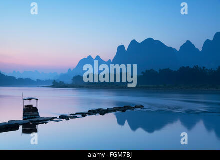 Rivière Li à l'aube, Xingping, Yangshuo, Guangxi, Chine Banque D'Images