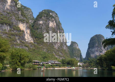 Les personnes qui prennent en radeau de bambou le long de la rivière Yulong, Yangshuo, Guangxi, Chine Banque D'Images