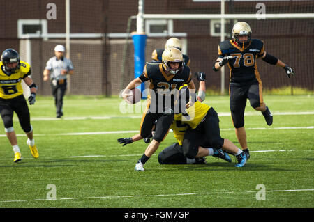 La Russie, VILLE TROÏTSK - 11 juillet : Ivan Goloveshkin (21) exécuté sur Fédération de championnat de football américain jeu Spartans Raiders vs 52 le 11 juillet 2015, dans la région de Moscou, ville Troïtsk, Russie Banque D'Images