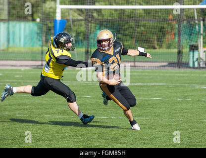 La Russie, VILLE TROÏTSK - 11 juillet : I. (Goloveshkin Kupryushkin 21) et C. (77) en action sur Fédération de championnat de football américain jeu Spartans Raiders vs 52 le 11 juillet 2015, dans la région de Moscou, ville Troïtsk, Russie Banque D'Images