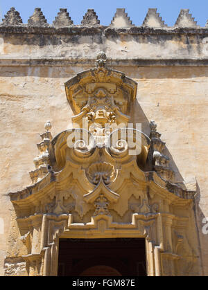 Cordoue, Espagne - 28 MAI 2015 : Le petit côté baroque portail de la cathédrale. Banque D'Images