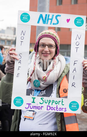 Femmes enceintes est médecin junior holding a placard 'NHS - Pas sûr - pas juste - J'appuie les médecins". Banque D'Images