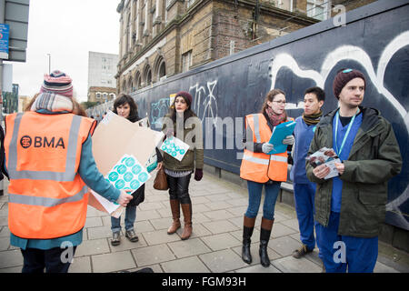 Les médecins sur une grève de 24 heures à l'extérieur du Royal London Hospital à Whitechapel, London, UK. 10 fév, 2016. Banque D'Images