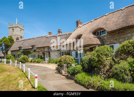 Cottages traditionnels au toit de chaume au village de Godshill sur l'île de Wight, dans le sud-est de l'Angleterre Banque D'Images