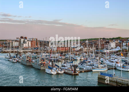 Vue sur le port de plaisance de Cowes à l'île de Wight, Angleterre du Sud Banque D'Images