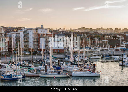 Vue sur le port de plaisance de Cowes à l'île de Wight, Angleterre du Sud Banque D'Images