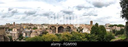 Vue depuis le Mont Palatin sur le Forum Romain et Colisée, Rome, Latium, Italie Banque D'Images