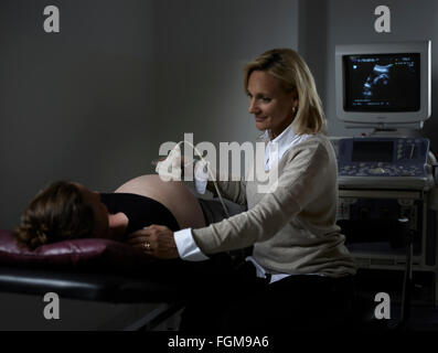 Gynécologue l'examen de la femme enceinte, de 25 à 30 ans, l'échographe, Autriche Banque D'Images