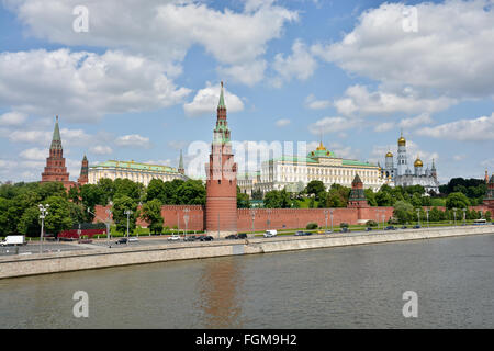 Le Kremlin et la digue de la rivière de Moscou. Le remblai du Kremlin à Moscou. Banque D'Images