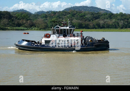 Bateau-pilote au canal de Panama près de gamboa Banque D'Images