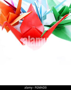 Origami Papier coloré d'oiseaux sur un fond blanc Banque D'Images