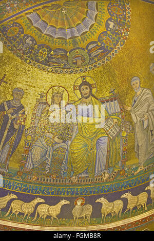 ROME, ITALIE - 27 mars 2015 : 'la mosaïque du couronnement de la Vierge" du 13ème siècle par Pietro Cavallini. Banque D'Images