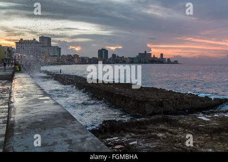 Courbes du détroit de Floride sur la digue du Malecon qui borde la capitale cubaine, La Havane. Banque D'Images