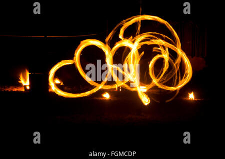 Le feu et le feu pétille de traces de feu dansant sur la plage prise en utilisant la technique d'exposition longue. Banque D'Images