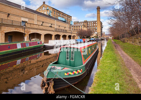 Narrowboats sur le canal large Huddersfield en hiver, West Yorkshire, England, UK Banque D'Images