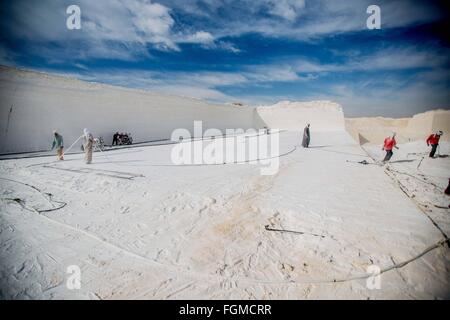 17 février 2016 - Minya, Le Caire, Égypte - Egyptian travaillent dans une carrière dans le désert de gouvernorat de Minya, au sud du Caire, en Égypte, on Feb 20, 2016. Dans les carrières de calcaire de la province de Minya au sud du Caire, ouvriers dans des sandales et des masques de fortune dégainé à utiliser les pales de rotor à égorger les blancs, riches en fossiles rock en briques maison (crédit Image : © Amr Sayed/APA des images à l'aide de Zuma sur le fil) Banque D'Images