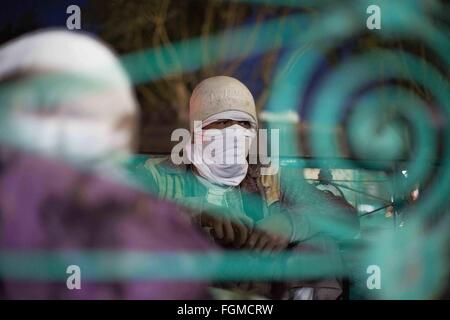 17 février 2016 - Minya, Le Caire, Égypte - Egyptian travaillent dans une carrière dans le désert de gouvernorat de Minya, au sud du Caire, en Égypte, on Feb 20, 2016. Dans les carrières de calcaire de la province de Minya au sud du Caire, ouvriers dans des sandales et des masques de fortune dégainé à utiliser les pales de rotor à égorger les blancs, riches en fossiles rock en briques maison (crédit Image : © Amr Sayed/APA des images à l'aide de Zuma sur le fil) Banque D'Images