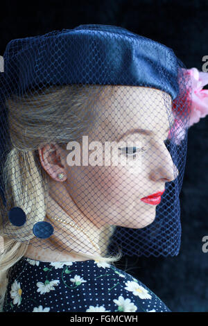 Belle 1940 jeune femme portant un chapeau avec un voile Banque D'Images