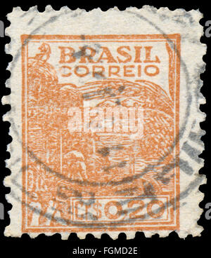 BUDAPEST, HONGRIE - 20 février 2016 : un timbre imprimé dans le Brésil showsWheat les machines de récolte, vers 1946 Banque D'Images