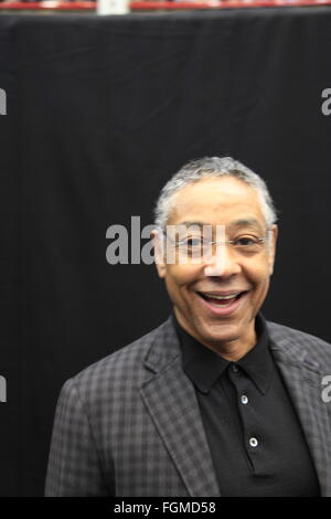 Giancarlo Esposito Gustavo "Gus" Fring breaking bad TV acteur star à Londres, au Royaume-Uni. 21 Février, 2016. celebrity célébrités stars London, UK. 21 Février, 2016. Convention Walking Dead Walker Stalker Con Olympia Londres 21/02/2016 walking dead fans se rassemblent pour voir les stars de la série et d'échoppes vendant de tout, à voir avec le hit zombie American show photo ops avec une étoile ou zombie. cosplayeurs & morts-vivants les marcheurs l'événement parole d'itinérance de divertir les foules. Stands vendant de make-up et de personnages de la série. Crédit : Paul Thompson/Alamy Live News Banque D'Images