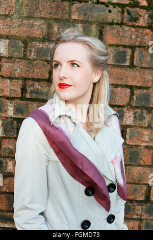 Jeune femme de la quarantaine à l'époque vers le haut Banque D'Images