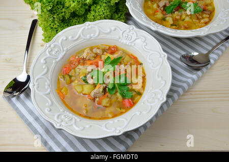 Et de légumes servi dans un plat des plaques fines sur la table Banque D'Images