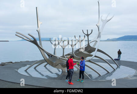 Le port du centre-ville de Reykjavik Islande Voyager Bateau Viking Sun Sculpture artiste Jon Gunnar Arnason auprès des touristes Banque D'Images