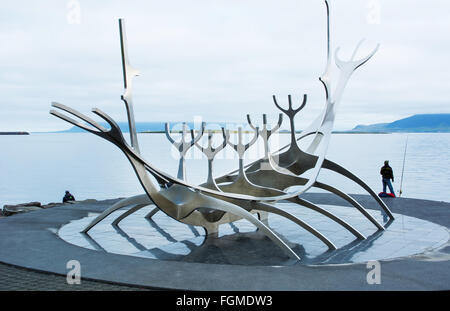 Le port du centre-ville de Reykjavik Islande Voyager Bateau Viking Sun Sculpture artiste Jon Gunnar Arnason avec pêcheur Banque D'Images