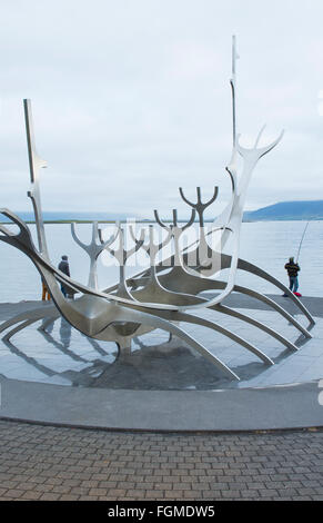 Le port du centre-ville de Reykjavik Islande Voyager Bateau Viking Sun Sculpture artiste Jon Gunnar Arnason avec pêcheur Banque D'Images