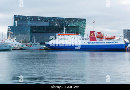 Le centre-ville de Reykjavik Islande Islande Harbour grand navire de croisière en face de nouvelle salle de Concert Banque D'Images