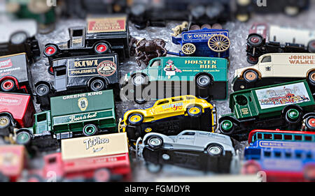 Metal toy cars et camions en vente sur foire à la brocante, Galles, Royaume-Uni Banque D'Images