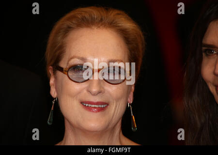 Berlin, Allemagne. 20 Février, 2016. Le président du jury Meryl Streep arrive avec le président de la Berlinale Dieter Kosslick pour la cérémonie de remise des prix au cours de 66e Festival International du Film de Berlin. Credit : Jake Ratz/Alamy Live News Banque D'Images