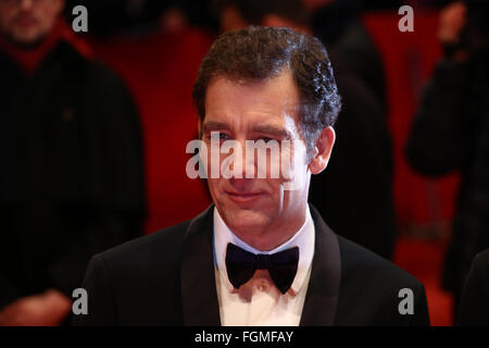 Berlin, Allemagne. 20 Février, 2016. Membre du jury Clive Owen arrive à la cérémonie de remise des prix lors de la 66e Festival International du Film de Berlin. Credit : Jake Ratz/Alamy Live News Banque D'Images