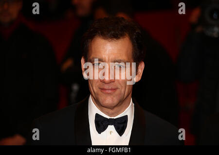 Berlin, Allemagne. 20 Février, 2016. Membre du jury Clive Owen arrive à la cérémonie de remise des prix lors de la 66e Festival International du Film de Berlin. Credit : Jake Ratz/Alamy Live News Banque D'Images