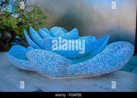 Une rose pour Lilly - une fontaine en mémorial de Lillian Disney à Walt Disney Concert Hall à Los Angeles en Californie. Banque D'Images