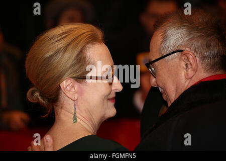 Berlin, Allemagne. 20 Février, 2016. Le président du jury Meryl Streep arrive avec le président de la Berlinale Dieter Kosslick pour la cérémonie de remise des prix au cours de 66e Festival International du Film de Berlin. Credit : Jake Ratz/Alamy Live News Banque D'Images